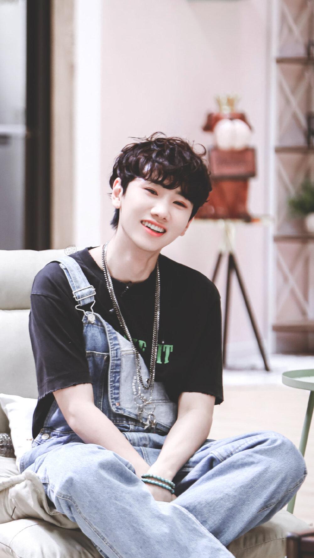 歌手舞台再掀波澜，袭榜候选人名单揭晓，你心中的冠军是谁？-歌手从舞台上跳下来