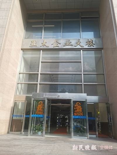 急速下坠两层！一轿厢10余人被困遭遇“电梯惊魂” 记者采访时还被保安驱赶……-电梯轿厢坠落应急处理