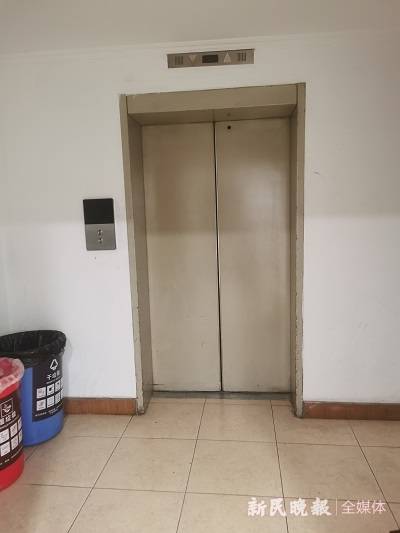 急速下坠两层！一轿厢10余人被困遭遇“电梯惊魂” 记者采访时还被保安驱赶……-电梯轿厢坠落应急处理