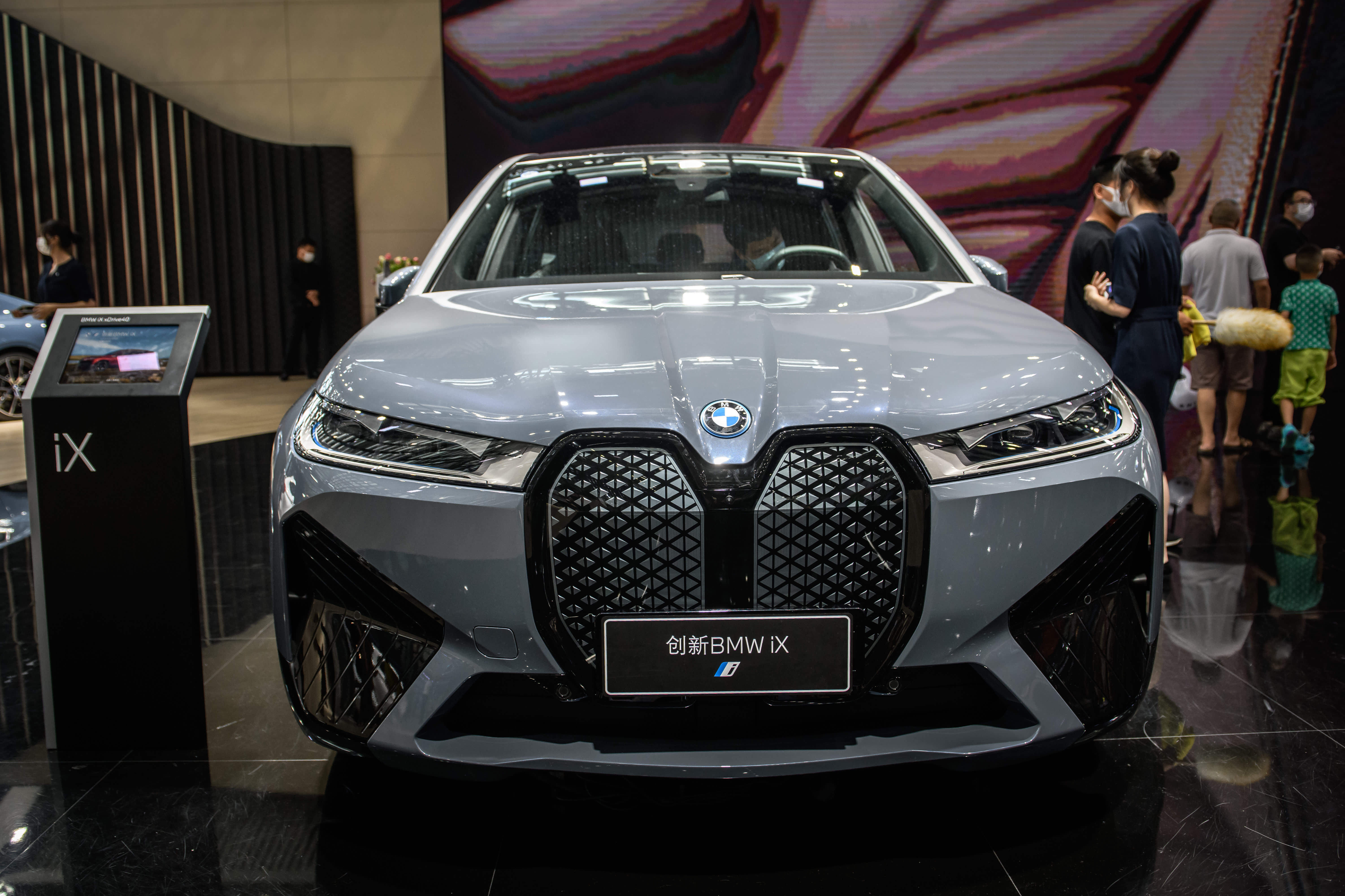 早报| 宝马中国回应退出价格战传闻：将关注业务质量/苹果将开放欧盟设备第三方 NFC 权限/小米汽车获得独立造车资质-宝马中国作出回应