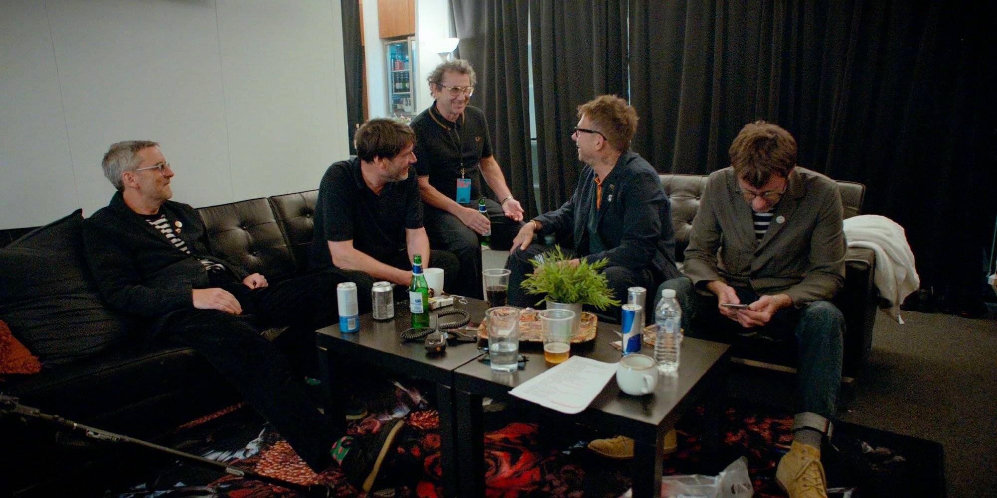 早报| 宝马中国回应退出价格战传闻：将关注业务质量/苹果将开放欧盟设备第三方 NFC 权限/小米汽车获得独立造车资质-宝马中国作出回应