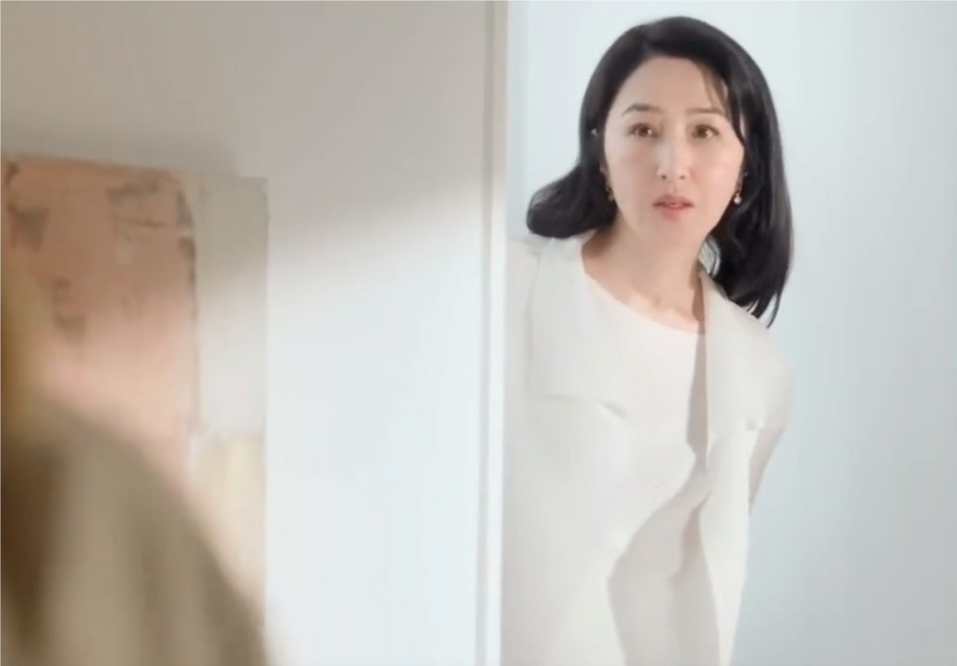 张家辉夫妇遛狗被偶遇，59岁关咏荷皮肤状态好，为人低调不愿出镜-张家辉关咏荷恋爱细节