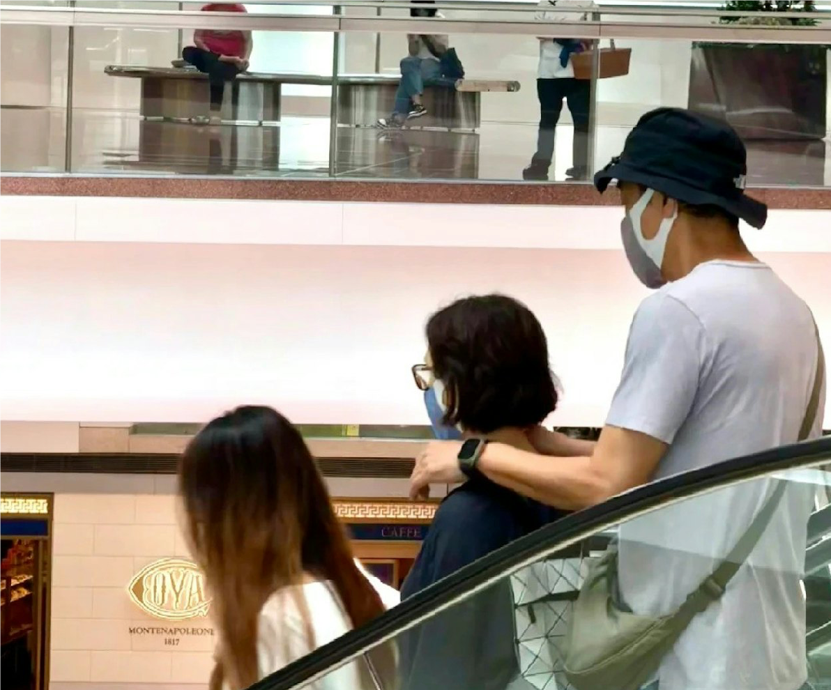 张家辉夫妇遛狗被偶遇，59岁关咏荷皮肤状态好，为人低调不愿出镜-张家辉关咏荷恋爱细节