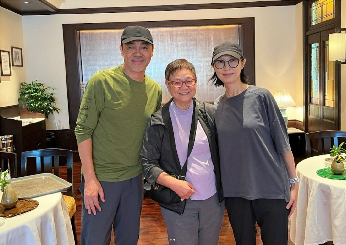 张家辉夫妇遛狗被偶遇，59岁关咏荷皮肤状态好，为人低调不愿出镜-张家辉关咏荷恋爱细节