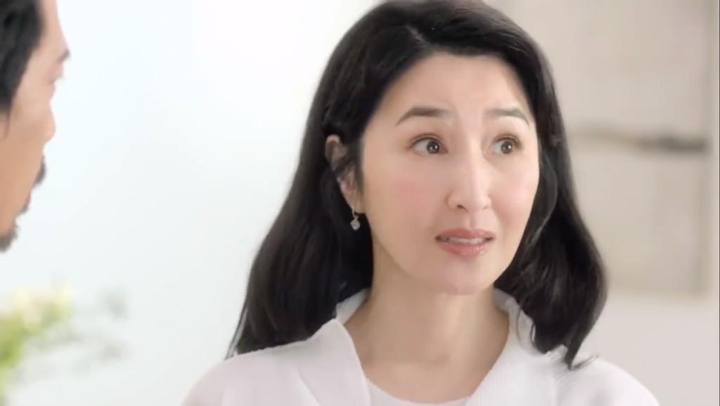 张家辉和老婆甜蜜遛狗！59岁关咏荷皮肤状态惊艳，路人回头率超高-张家辉和关咏荷的基因太强大了