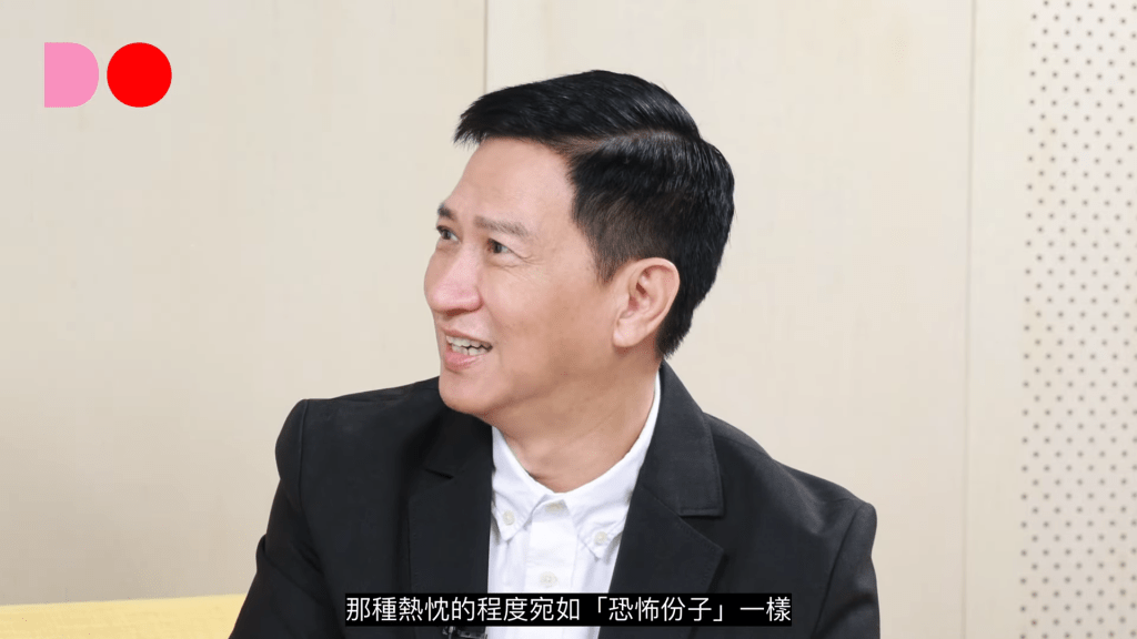 张家辉和老婆甜蜜遛狗！59岁关咏荷皮肤状态惊艳，路人回头率超高-张家辉和关咏荷的基因太强大了