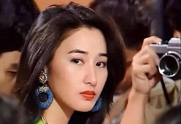 张家辉和老婆甜蜜遛狗！59岁关咏荷皮肤状态惊艳，路人回头率超高-张家辉和关咏荷的基因太强大了