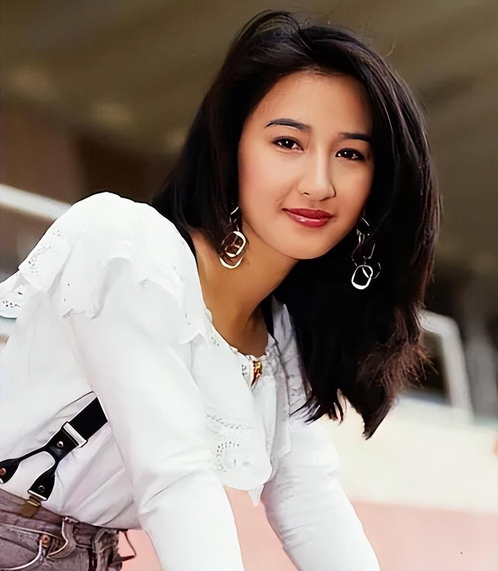 张家辉和老婆甜蜜遛狗！59岁关咏荷皮肤状态惊艳，路人回头率超高-张家辉和关咏荷的基因太强大了