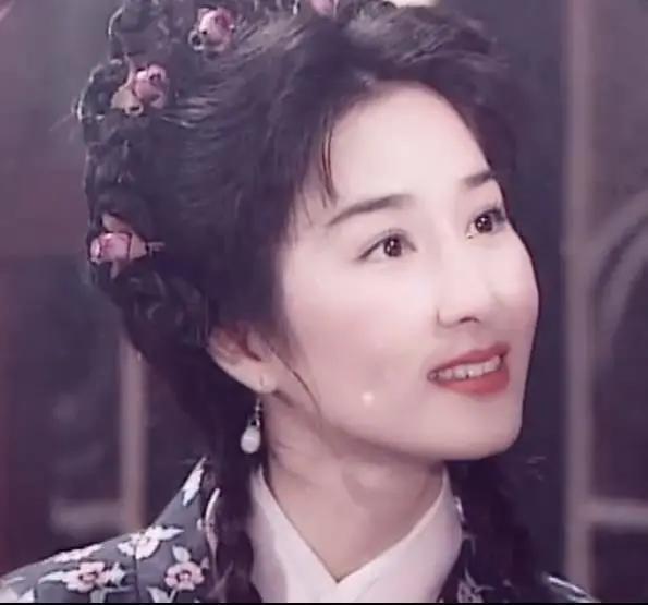 张家辉和老婆甜蜜遛狗！59岁关咏荷皮肤状态惊艳，路人回头率超高-张家辉和关咏荷的基因太强大了