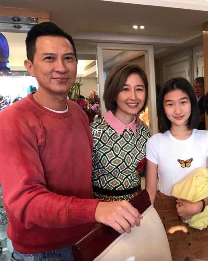 张家辉夫妇带女儿出去开心逛街 关咏荷走出丧弟之痛笑着帮手拍照-张家辉老婆关咏荷什么时候结婚的呀