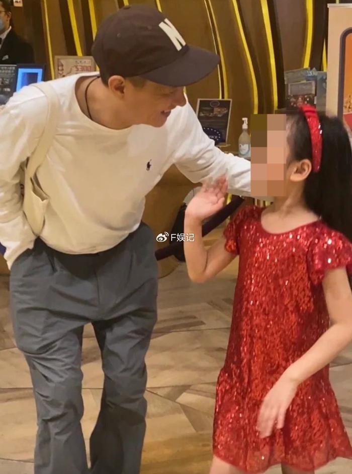 张家辉夫妇带女儿出去开心逛街 关咏荷走出丧弟之痛笑着帮手拍照-张家辉老婆关咏荷什么时候结婚的呀