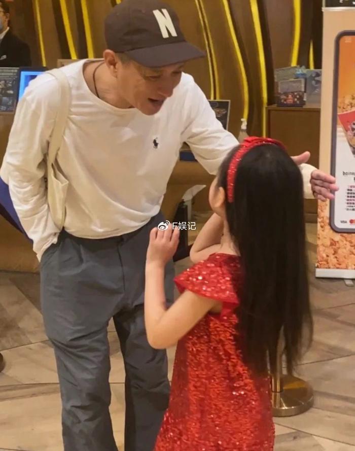 张家辉夫妇带女儿出去开心逛街 关咏荷走出丧弟之痛笑着帮手拍照-张家辉老婆关咏荷什么时候结婚的呀