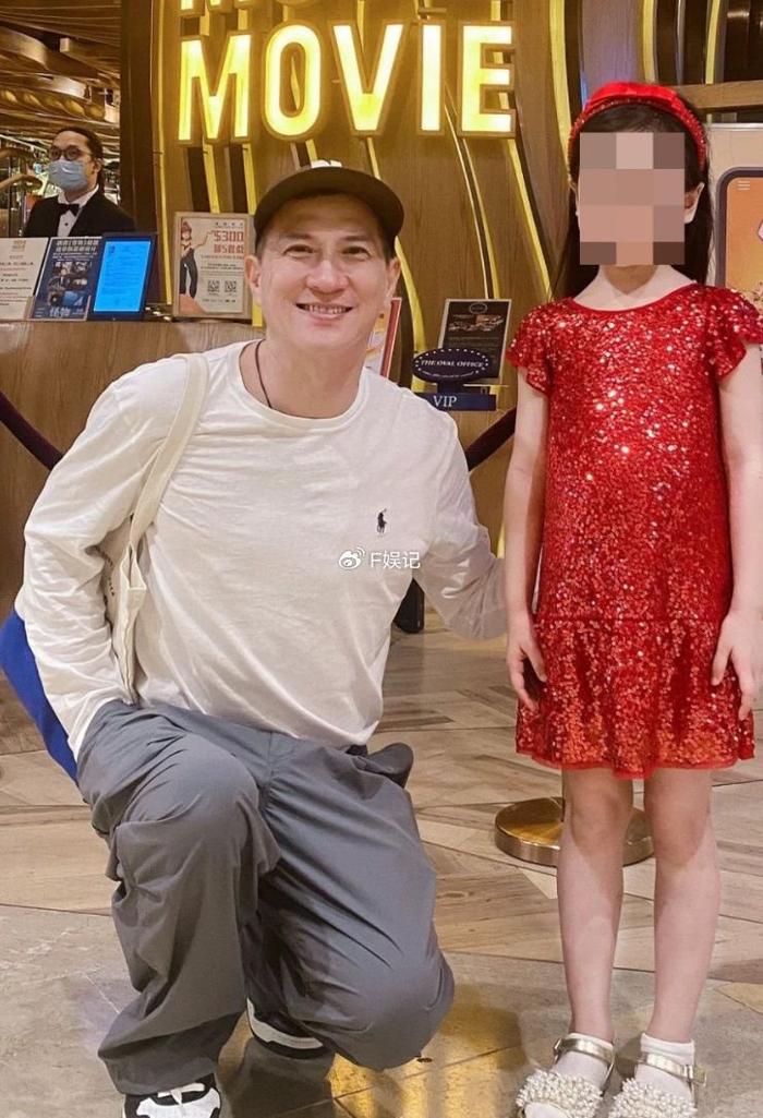 张家辉夫妇带女儿出去开心逛街 关咏荷走出丧弟之痛笑着帮手拍照-张家辉老婆关咏荷什么时候结婚的呀