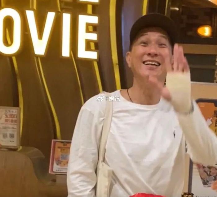 张家辉夫妇带女儿出去开心逛街 关咏荷走出丧弟之痛笑着帮手拍照-张家辉老婆关咏荷什么时候结婚的呀