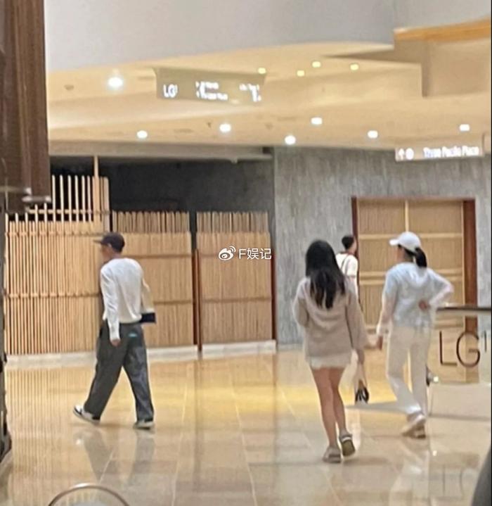 张家辉夫妇带女儿出去开心逛街 关咏荷走出丧弟之痛笑着帮手拍照-张家辉老婆关咏荷什么时候结婚的呀