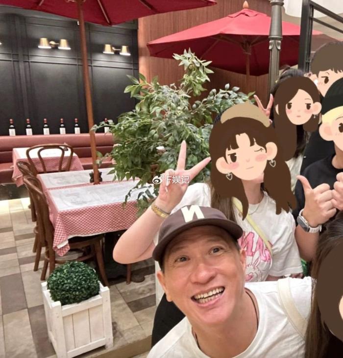 张家辉夫妇带女儿出去开心逛街 关咏荷走出丧弟之痛笑着帮手拍照-张家辉老婆关咏荷什么时候结婚的呀