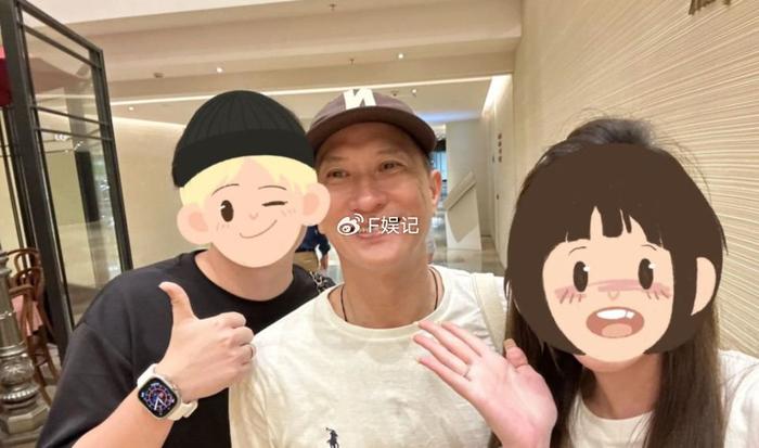 张家辉夫妇带女儿出去开心逛街 关咏荷走出丧弟之痛笑着帮手拍照-张家辉老婆关咏荷什么时候结婚的呀