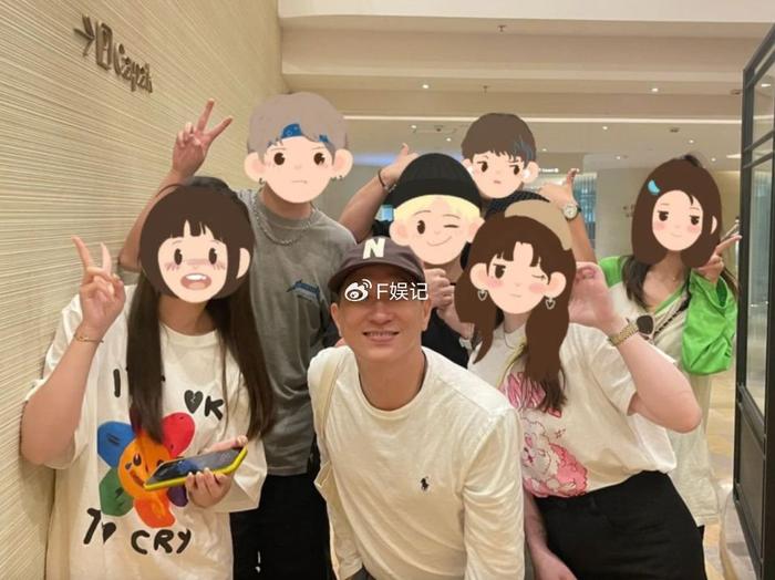 张家辉夫妇带女儿出去开心逛街 关咏荷走出丧弟之痛笑着帮手拍照-张家辉老婆关咏荷什么时候结婚的呀