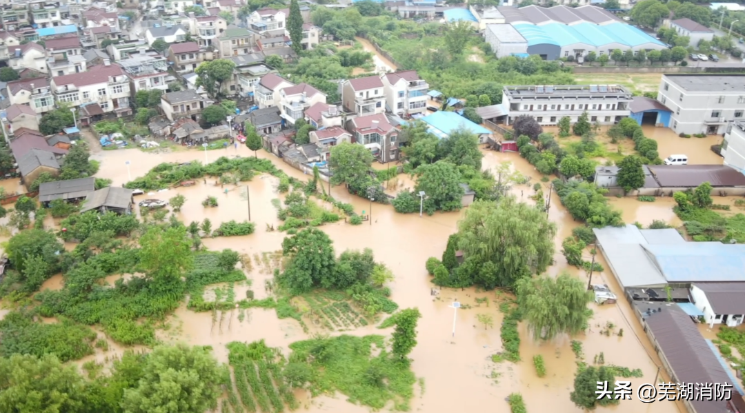 河水上涨致村庄被淹 消防紧急转移三名被困老人-河水淹没了村庄作文600字