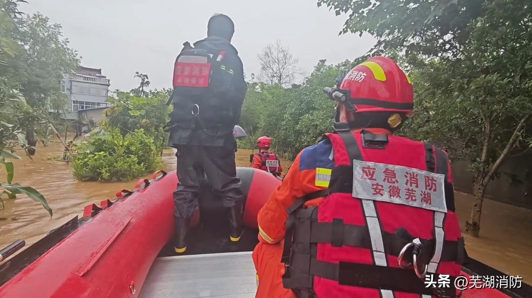 河水上涨致村庄被淹 消防紧急转移三名被困老人-河水淹没了村庄作文600字