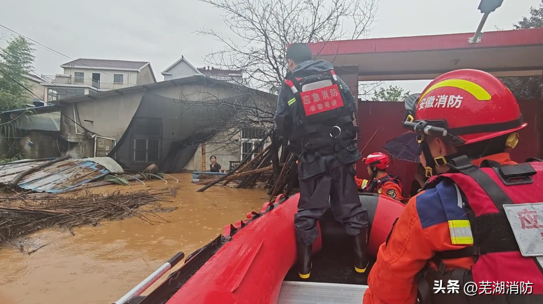河水上涨致村庄被淹 消防紧急转移三名被困老人-河水淹没了村庄作文600字