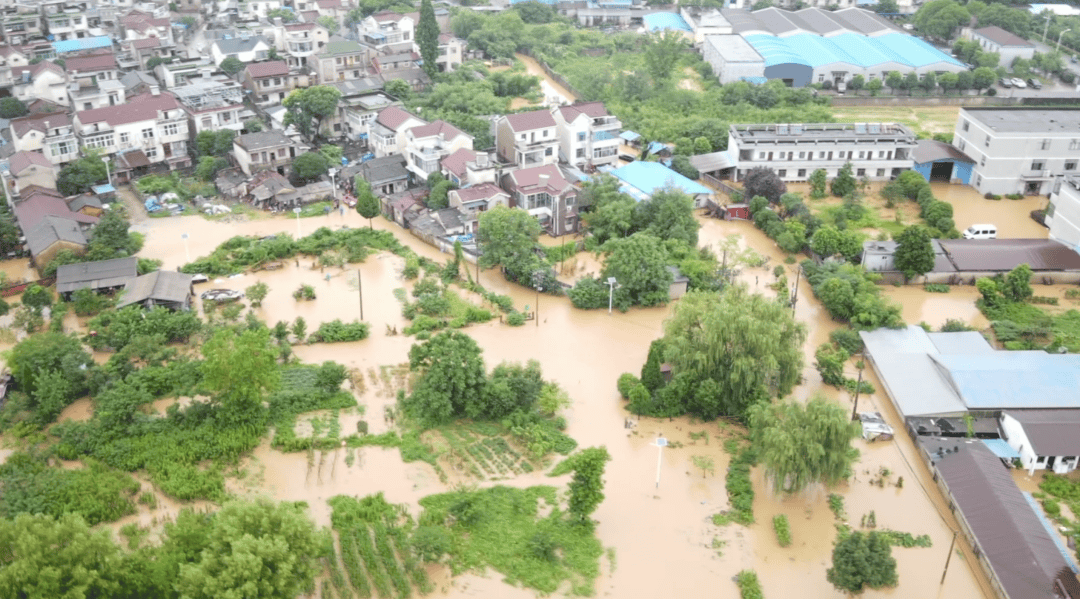 河水上涨致村庄被淹，三名老人被困！-河水淹没农田