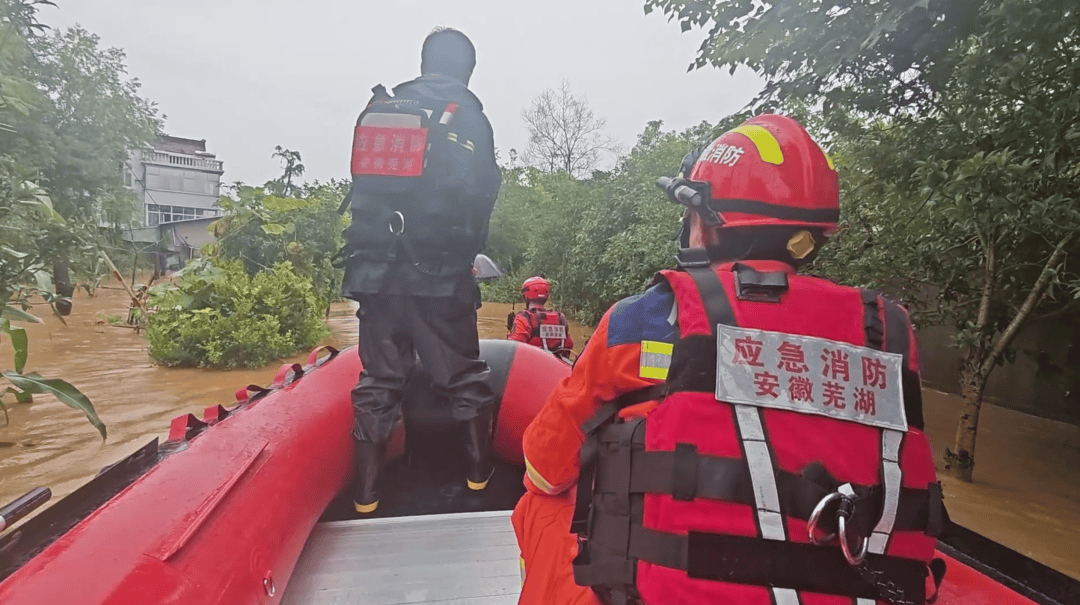 河水上涨致村庄被淹，三名老人被困！-河水淹没农田