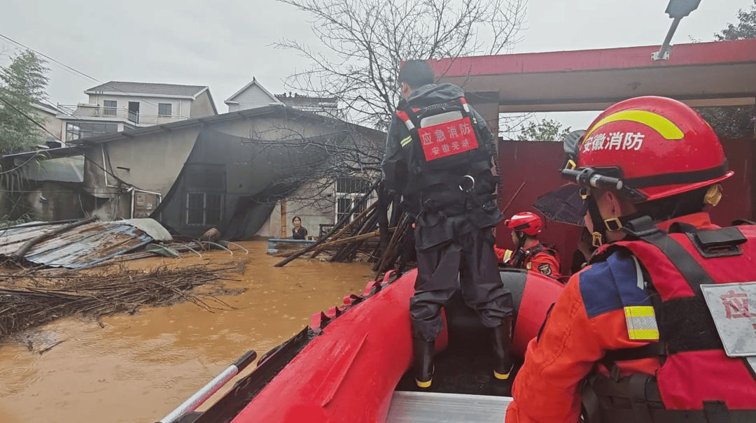 河水上涨致村庄被淹，三名老人被困！-河水淹没农田
