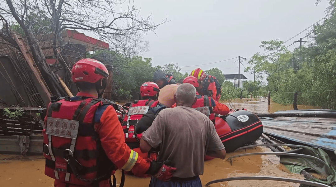 河水上涨致村庄被淹，三名老人被困！-河水淹没农田