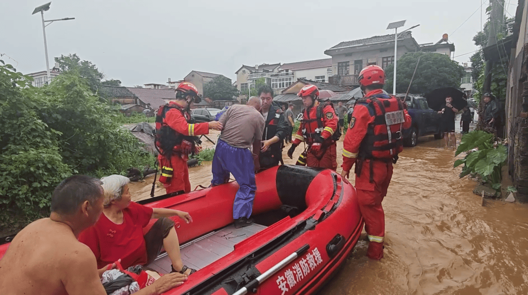 河水上涨致村庄被淹，三名老人被困！-河水淹没农田