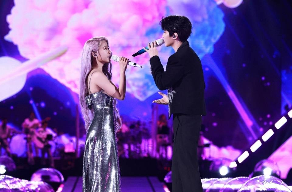 王俊凯现身蔡依林演唱会，牵手唱歌荷尔蒙爆棚，曝2点理想型标准-王俊凯和蔡依林是什么关系