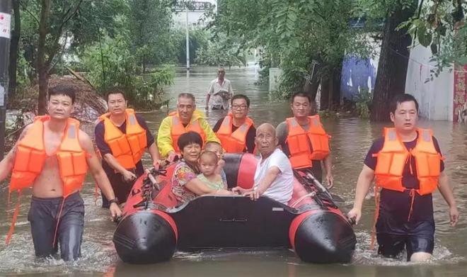 河南南阳遭遇极端暴雨，多支救援队伍已赶赴现场-河南南阳雨灾情况