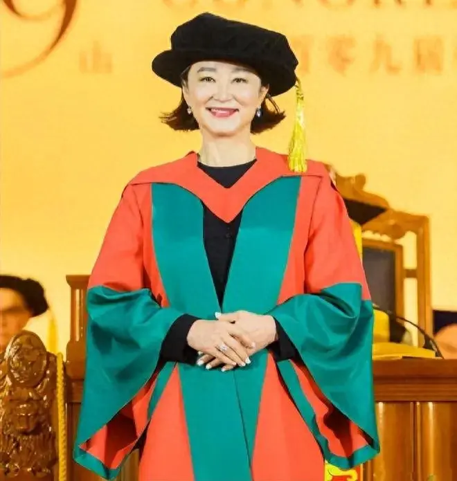 心疼！曝69岁林青霞摔断2根肋骨，因吃了3次安眠药，原因令人泪目-林青霞被骂