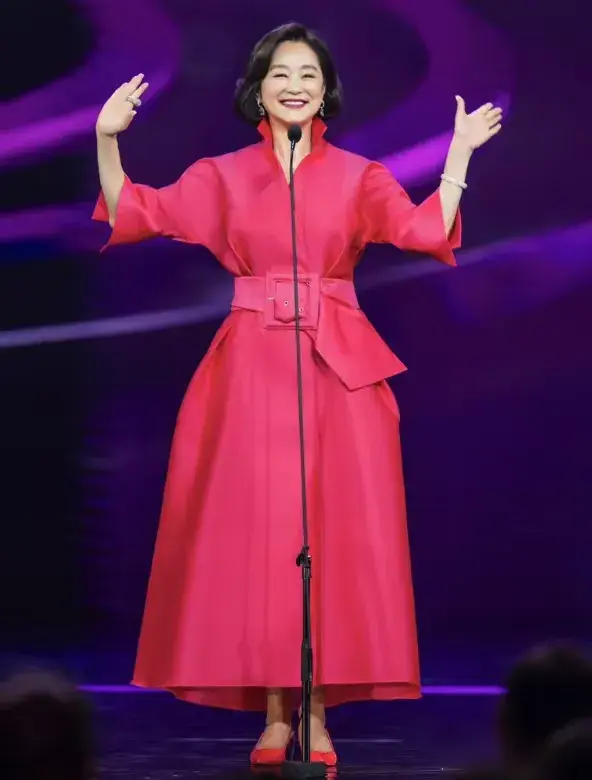 心疼！曝69岁林青霞摔断2根肋骨，因吃了3次安眠药，原因令人泪目-林青霞被骂