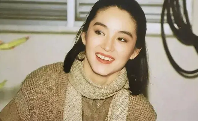 心疼！曝69岁林青霞摔断2根肋骨，因吃了3次安眠药，原因令人泪目-林青霞被骂