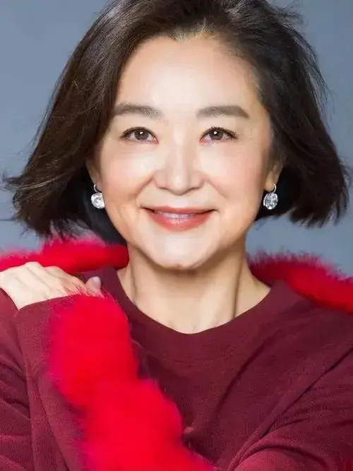 心疼！曝69岁林青霞摔断2根肋骨，因吃了3次安眠药，原因令人泪目-林青霞被骂