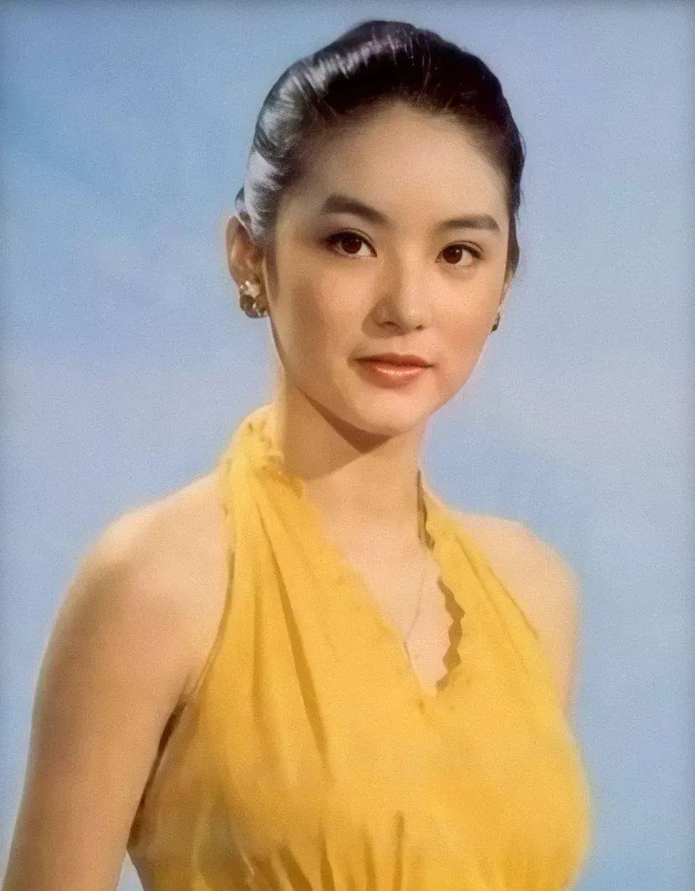 心疼！曝69岁林青霞摔断2根肋骨，因吃了3次安眠药，原因令人泪目-林青霞被骂