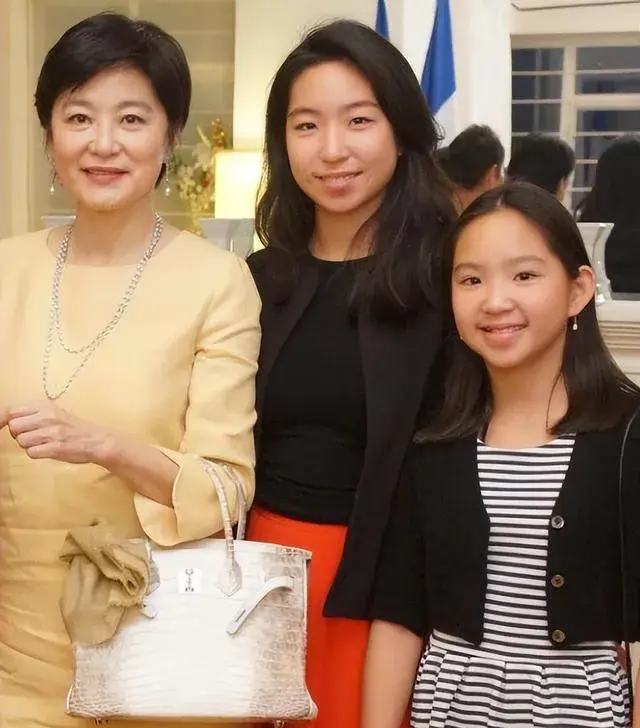 心疼！曝69岁林青霞摔断2根肋骨，因吃了3次安眠药，原因令人泪目-林青霞被骂