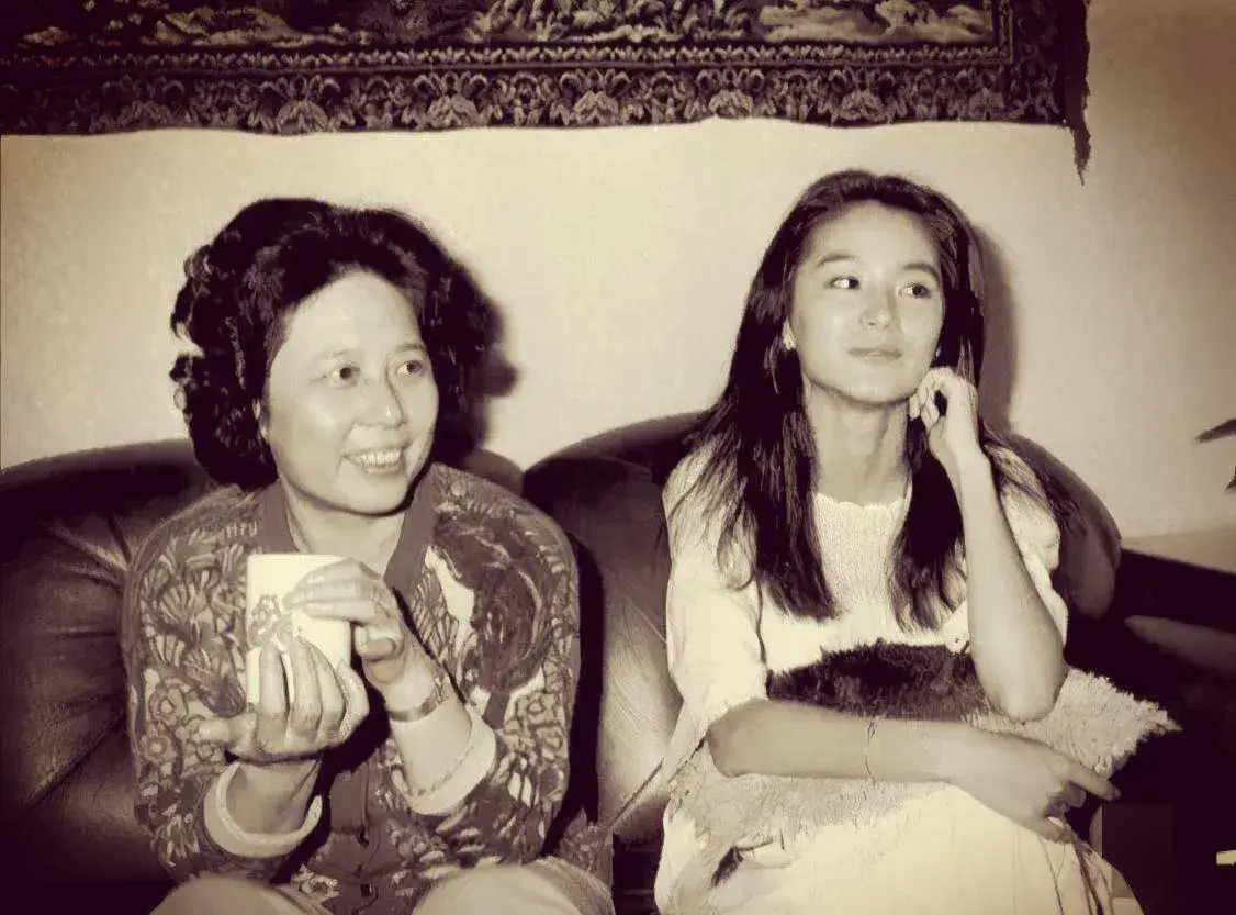 心疼！曝69岁林青霞摔断2根肋骨，因吃了3次安眠药，原因令人泪目-林青霞被骂