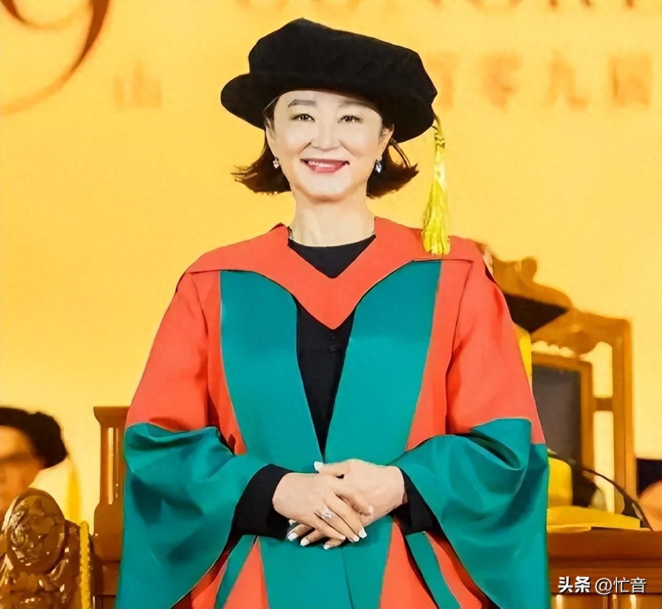 心疼！曝69岁林青霞摔裂2根肋骨，因吃了3次安眠药，原因令人泪目-林青霞25岁