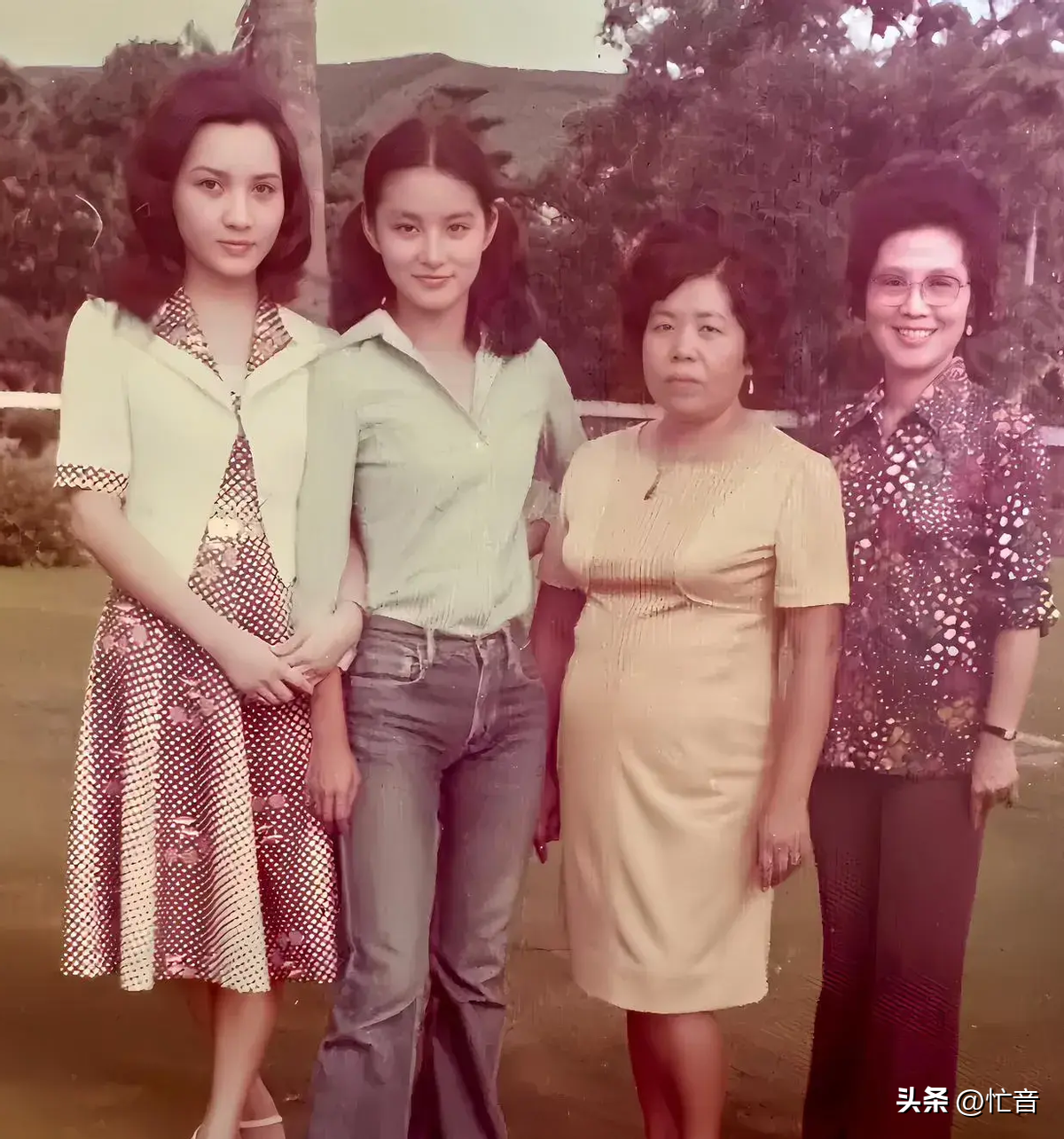 心疼！曝69岁林青霞摔裂2根肋骨，因吃了3次安眠药，原因令人泪目-林青霞25岁