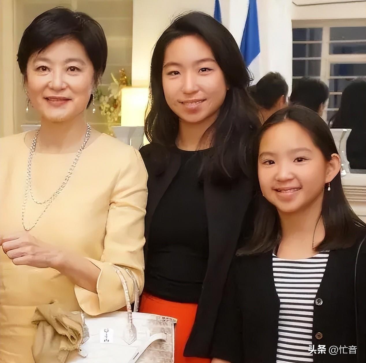 心疼！曝69岁林青霞摔裂2根肋骨，因吃了3次安眠药，原因令人泪目-林青霞25岁