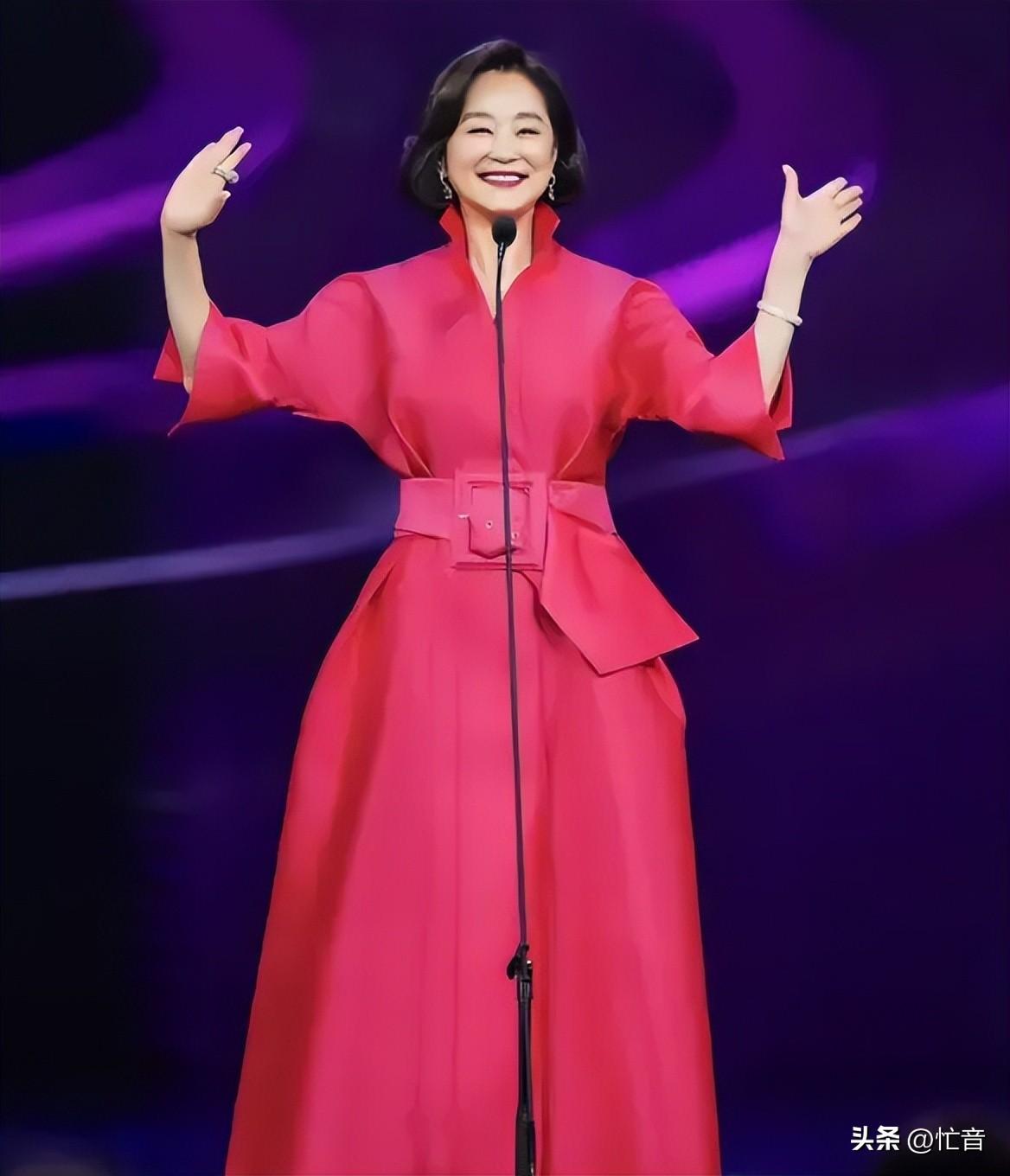 心疼！曝69岁林青霞摔裂2根肋骨，因吃了3次安眠药，原因令人泪目-林青霞25岁