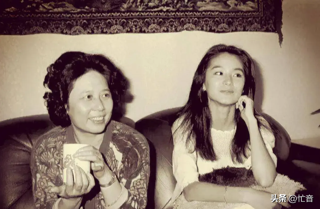 心疼！曝69岁林青霞摔裂2根肋骨，因吃了3次安眠药，原因令人泪目-林青霞25岁