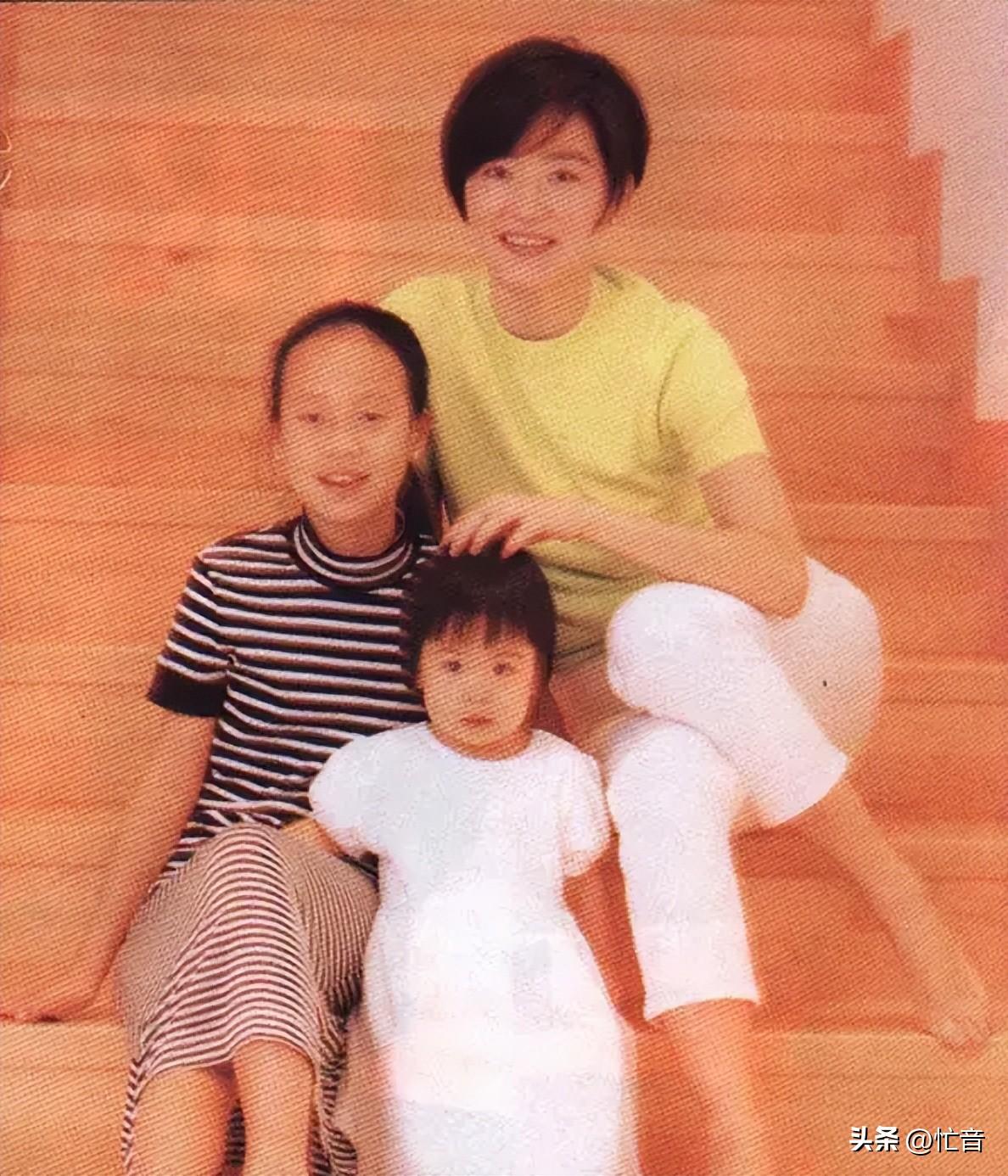 心疼！曝69岁林青霞摔裂2根肋骨，因吃了3次安眠药，原因令人泪目-林青霞25岁