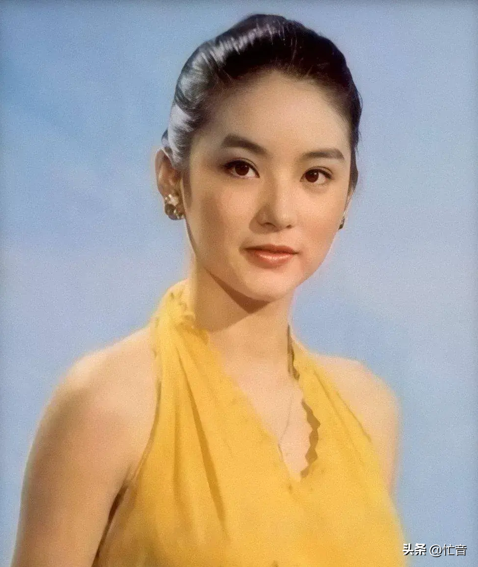 心疼！曝69岁林青霞摔裂2根肋骨，因吃了3次安眠药，原因令人泪目-林青霞25岁