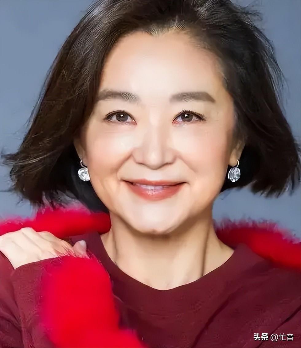 心疼！曝69岁林青霞摔裂2根肋骨，因吃了3次安眠药，原因令人泪目-林青霞25岁