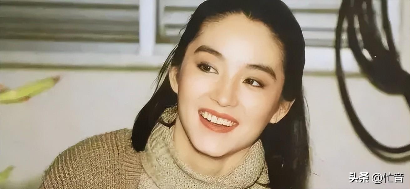 心疼！曝69岁林青霞摔裂2根肋骨，因吃了3次安眠药，原因令人泪目-林青霞25岁