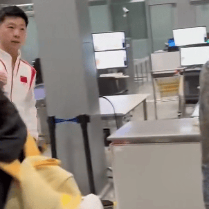 一个敬礼硬控马龙3秒，龙队尴尬的脚下能抠出二亩地-马龙球技