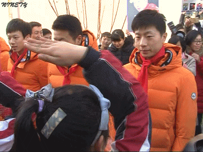 一个敬礼硬控马龙3秒，龙队尴尬的脚下能抠出二亩地-马龙球技